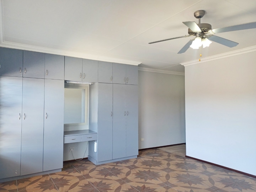 5 Bedroom Property for Sale in Fraaiuitsig Western Cape